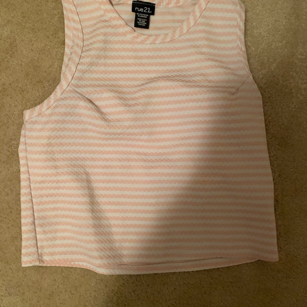 Assorted clothes - Picture 3 of 16